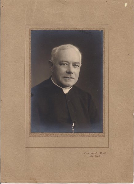 Petrus Antonius Brekelmans geb. 28-5-1864 te Waalwijk ,de familie noemde hem altijd bij zijn tweede naam. Hij werd priester gewijd op 5-6-1890 te Haaren. HIj was van 1891 tot 1895 kapelaan te Waspik, tot 1902 te Leeuwen, tot 1906 te Udenhout en daarna was hij rector te Rosmalen [Coudewater]. Op 15-4-1910 werd hij tot pastoor benoemd te Heumen. Na een pastoraat van bijna veertig jaar kreeg hij eervol ontslag op 23-4-1947. Benoemd als rector van het St.Jozefgesticht te Hintham,verhuisde hij een maand later naar familie te \'s Hertogenbosch. Daar overleed hij op 28-10-1948, gesterkt door het H.Oliesel. bron Frans Brekelmans