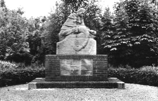 Het \'Monument voor Nederlandse Militairen\\\' in Heumen is een wit natuurstenen beeld van een vrouwenfiguur die een gesneuvelde soldaat in haar armen vasthoudt. Het beeld is geplaatst op een bakstenen voetstuk met plaquette. De tekst op de plaquette luidt : Ter nagedachtenis aan de op 10 mei 1940 voor het vaderland gesneuvelde soldaten van 1-26r.i. DR.J.Postma Kapt. J.Jonker J.van der Wal M.Snijder E.N.Kotten J.Edink W.J.Angenent W.L.H. Geerits R.W.Groen J.van Ewijk J.J.van Lankveld H.W.Wolf W.J.J. Wouters P.C. den Hoedt G.J. de Valk Th.J. Reckman G. Koster H.J. van der Laar Ch. W. van der Poel H.J. Schapink J.B. Schomaker H.J. Vos A.J.M. Willenborg H. van der Vlis Het beeld staat op de hoek Kapitein Postma laan/ Monumentenweg te Heumen. Het Monument voor Nederlandse Militairen in Heumen is opgericht ter nagedachtenis aan de 24 militairen die op 10 mei 1940 in de strijd om de brug van Heumen zijn gesneuveld. Bewakers hadden de sluisbrug van Heumen neergelaten voor leden van een Duits overval commando, die zich hadden verkleed als Nederlandse marechaussees en burgers. In de gevechten die volgden, sneuvelden 24 Nederlandse militairen. Door de felle tegenstand werd het de bezetter moeilijk gemaakt om de brug van Grave snel en onbeschadigd te veroveren. Het monument is onthuld in 1947.