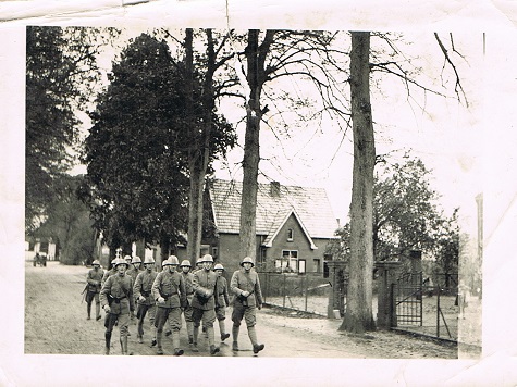 Dorpstraat ter hoogte van de school huis op achtergrond is van Lieske Thomassen en W.van Hezewijk. 2e soldaat van rechts Jan Bouts.