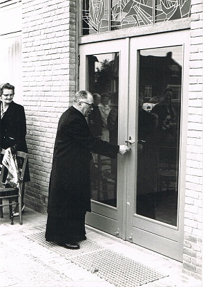 Opening kleuterschool Looistraat door pastoor J.A. van den Wildenberg 31-05-1961 bron Theo Noy