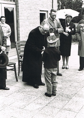 Opening van Kleuterschool Looistraat door pastoor J.A. van den Wildenberg 31-05-1961 bron Theo Noy