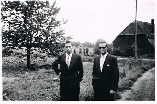 1956 vlnr Jos en Stef Janssen op de achtergrond het huis van Hendrikus Janssen [ Ulpert ] . waar het huis van Hendrikus Janssen stond is nu de Kelten straat in Heumen. Bron Theo Jansen