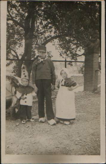 foto genomen 1929 op schoolplein heumen met op achtergrond dorpspomp van links naar rechts Jos van Haren Koos van Haren Annie van Haren