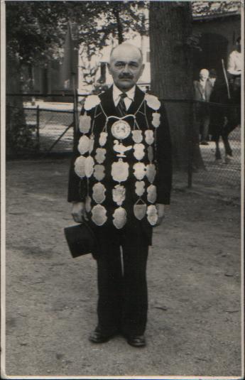 foto genomen op schoolplein heumen A.Spanjaard gilde koning mei 1913 / mei 1914