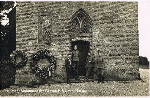 Op de foto vlnr Onbekend - Soldaat Pasman uit Deventer - Korporaal H.J.Schapink - soldaat Kees Nobel uit Rotterdam