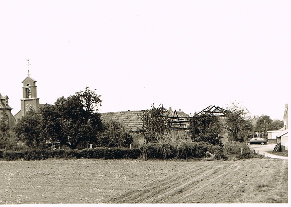 Café Het Vergulde Hert gezien vanaf de dijk. Aan de rechterkant zie je nog net het huis en de werkplaats van Thé van Kesseler [pitje]. Is afgebrand 17 september 1963. Bron T. Martens.