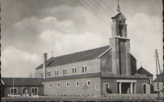 Ansichtkaart RK Kerk Sint Georgius te Heumen 8 aug. 1960. Uitgave M.Kuiltjes levensmiddelenbedrijf \"De Spar\' Heumen.
