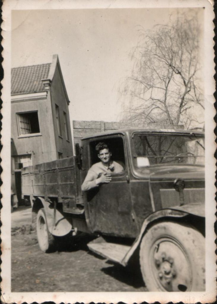 Toon Pansier in vrachtauto op achtergrond ouderlijk huis bron Toos Pansier