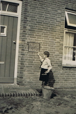 Bert van Duinhoven legt de eerste steen boerderij in het Vosseneind. 1949