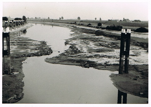 Jaren 60 Rijkswaterstaat heeft de maas leeg laten lopen voor onderhoud stuwen en sluizen . Foto gemaakt bij ophaalbrug Heumen. bron Tini Martens