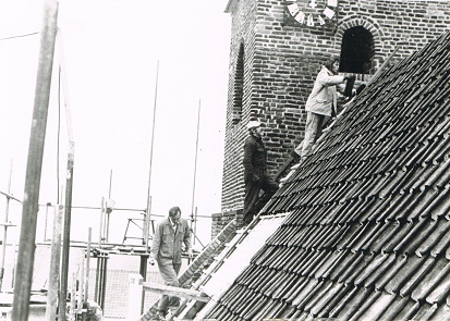 Restauratie Ned Her Kerk 1976-1977 op het dak zijn drie personen aan het werk midden in Bert van Kruisbergen bron Theo Noy