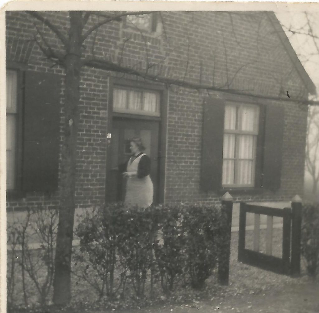 Marie Janssen-Jaspers voor haar huis in de Molenhoek Heumen