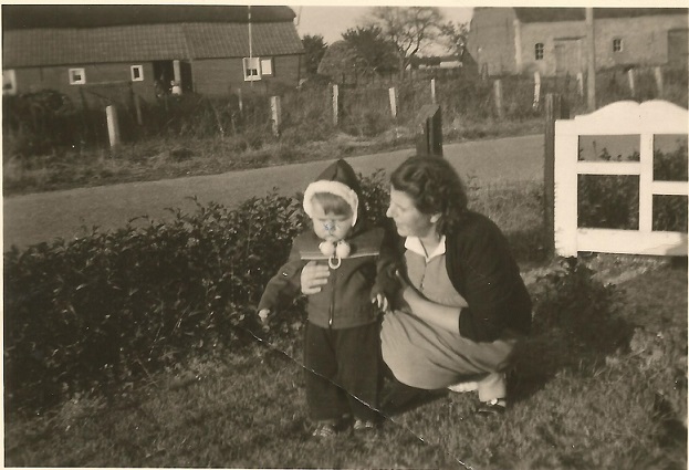 1956 Theo Spanjaards en zijn moeder Mieneke n de tuin van hun huis Links achter het huis van fam. M.van Hare rechts schuur fam. Noy.
