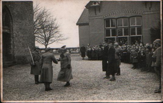 Op 26 februari 1940 bracht Koningin Wilhelmina een bezoek aan het regiment 26 ri in Heumen en bekeek het monument.