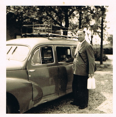 Janus Thijssen de melkboer met zijn eerste wagen jaren 50