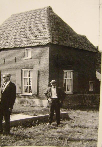 Dit is het huis van de Fam.F.J.Thijssen Oude Boterdijk 10 v/h A16,foto genomen 1965 bij het verkoop van het huis. Personen op de foto vlnr gemeentesecretaris Dhr.Blessing - Frenske Thijssen . bron T.Martens