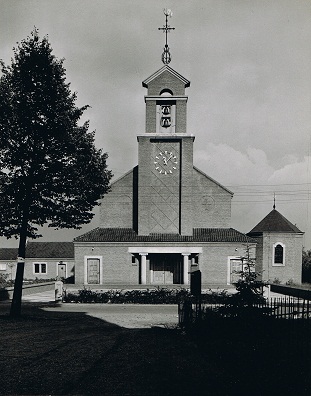 Foto genomen door Martien Coppens uit Eindhoven, in opdracht van Edmond Nijsten architect RK Kerk Sint Georgius te Heumen. jaren 50. bron R.Nijsten