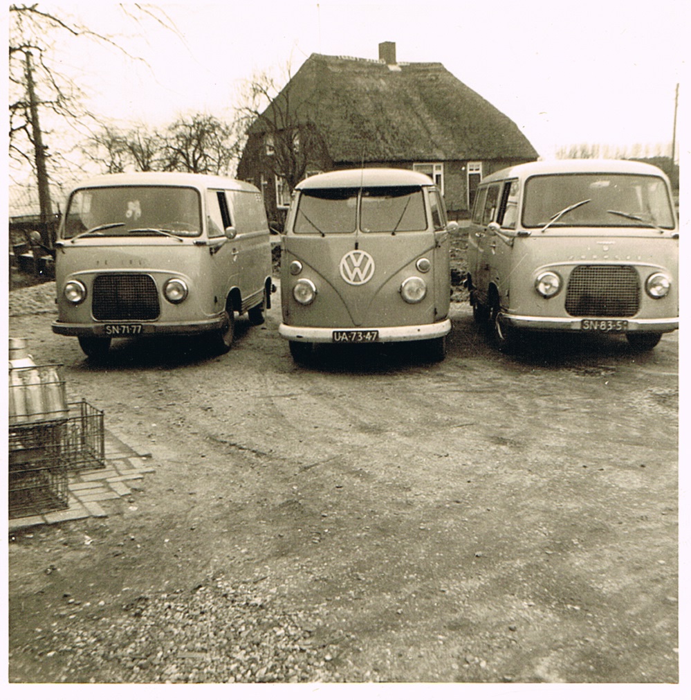 Wagenpark van Janus Thijssen jaren 60 op de achtergrond het huis van de fam J.Paau 