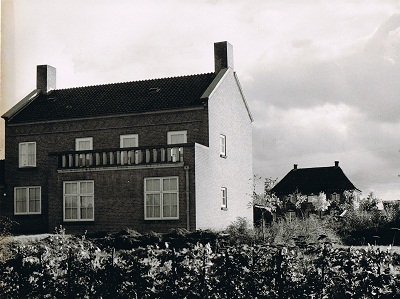 Foto genomen door Martien Coppens uit Eindhoven, in opdracht van Edmond Nijsten architect RK Kerk Sint Georgius te Heumen jaren 50. Op de achtergrond het huis van de fam J.Janssen Bouwmeester. bron R Nijsten