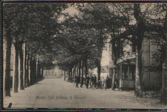 Malden café Halfweg 1910 eigenaar B.Tervoort op achtergrond de oude RK Kerk