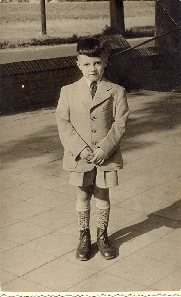 Juli 1952 Eerste H.Communie Henk Martens foto op schoolplein lagere school aan de dorpstraat Heumen. bron H.Martens