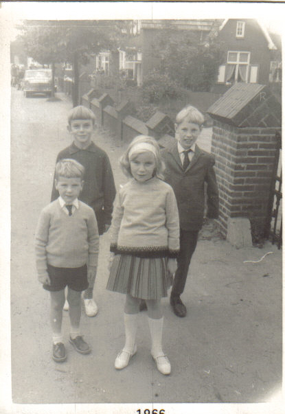 Robbie van IJzendoorn, Koen,Theo,Lisette Kroes. foto genomen in de dorpstraat voor de school 1966. bron Lisette