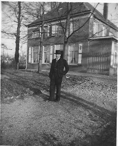 Ds v Lindonk in de tuin van de N.H Pastorie jan. 1947.