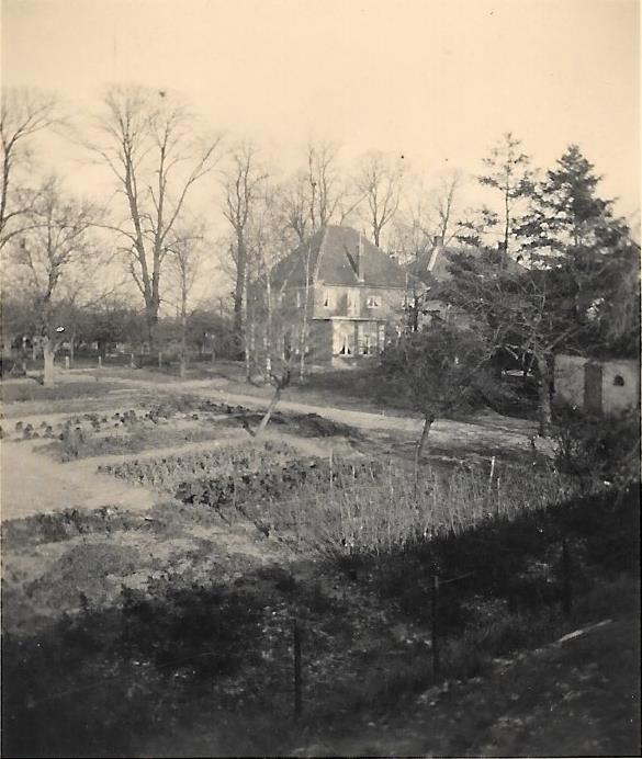 N.H Pastorie met tuin vanaf de dijk gezien 1 jan. 1947