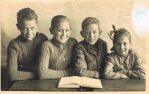 Heumen 1947 schoolfoto vlnr Bertus Jos Theo Annie bron Th. Jansen.