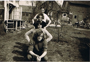 Foto 4 vrienden genomen in achtertuin Harrie Kuiltjes van voor na achteren. Paul Kennis - Harrie de Valk - Hennie Kuiltjes - Jos Kuiltjes. bron Jos Kuiltjes