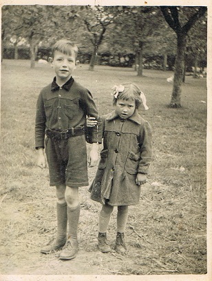 Theo en Annie Jansen in de bongerd 1945. bron Theo Jansen