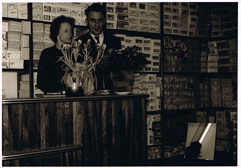 Opening schoenwinkel 1957 van Lin en Nel Verhoeven aan de dorpstraat in Heumen. Lin en Nel samen achter de kassa bron Nel Verhoeven.