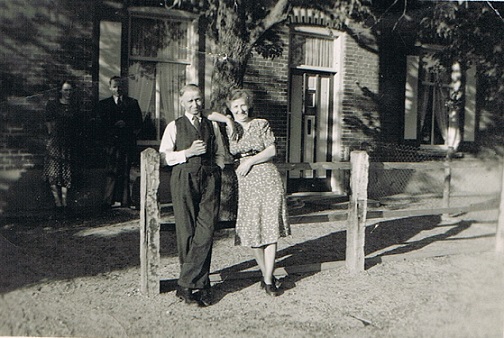 1950 Jan en Greet Jaspers voor hun huis aan de maasstraat