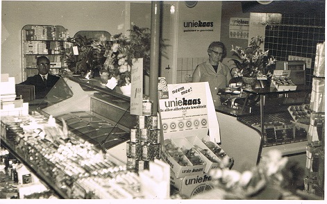 Melkwinkel Fam. J.Thijssen jaren 50-60 Links op de foto Jannus Thijssen rechts op de foto Anna Thijssen Bekers.