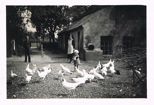 1939 Mientje Lange - Tonia Vermeulen [ vroedvrouw Heumen- Malden zus Bertha ] en neef Jan Vermeulen. Ouderlijkhuis Oudeboterdijk Heumen