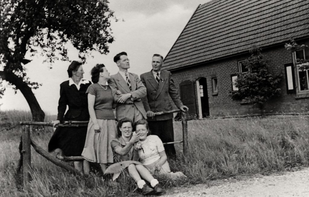 Het Kleine Kievitshof, nu Vosseneindseweg  56, op de foto staan Jaan, Bep, Dick, Henk, Ans, en de vriendin van Max Mirck. Familie Mirck woonde rond de jaren 50 in dit huis, waarna de familie van Assen hier in kwam wonen en later de familie Thomassen.