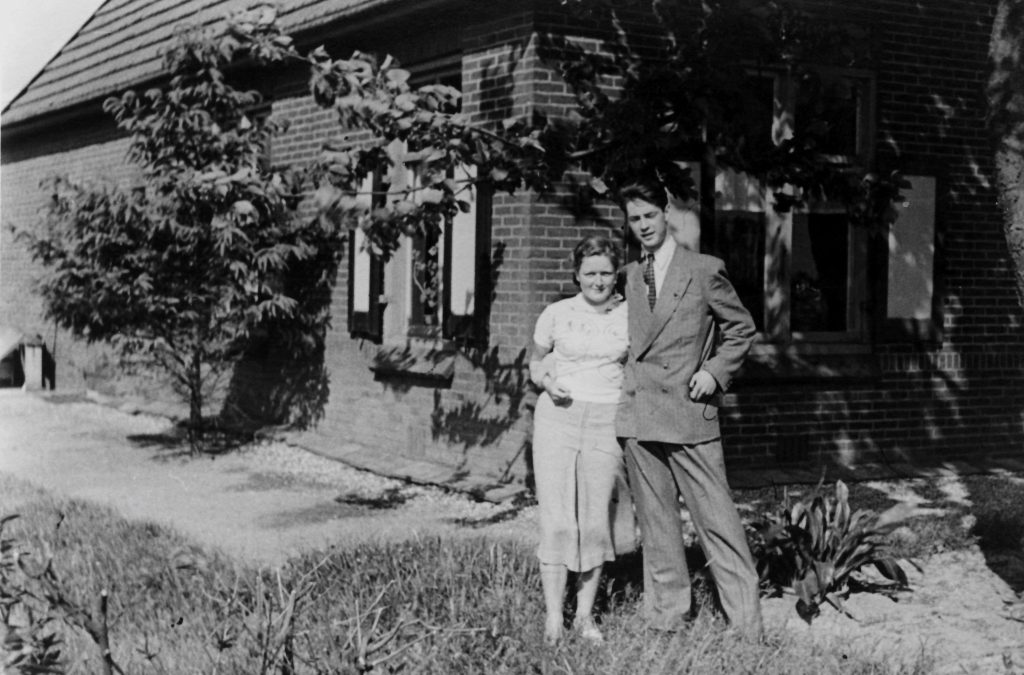 Het Kleine Kievitshof, nu Vosseneindseweg  56, op de foto staan Max Mirck met een vriendin. Familie Mirck woonde rond de jaren 50 in dit huis, waarna de familie van Assen hier in kwam wonen en later de familie Thomassen.