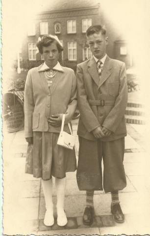Annie en Jan Beelen op het kerkplein 1950.