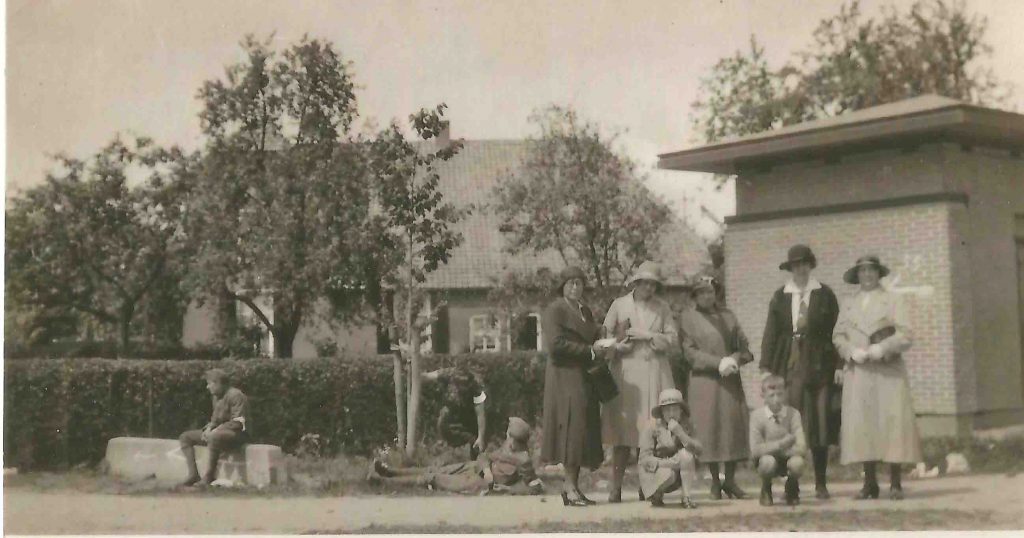Vierdaagse 1932 Huis van fam. Franssen Dorpstraat 20 voorheen A48 gezien vanaf de Oude Boterdijk. Later woonde hier Fam. Sjaak Wijnakker met zijn autogarage 